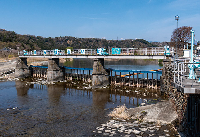 多摩川の河口から53.9km上流にある羽村取水堰（左岸側）。投渡堰（なげわたしせき）と呼ばれる構造で、堰が設置された玉川上水開削時からほぼ変わっていないという