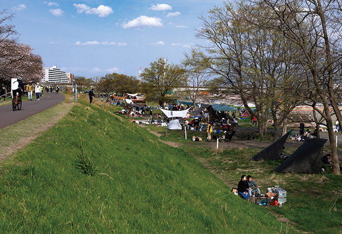 左岸側にある府中市の「郷土の森公園バーベキュー場」。直火は禁止だがコンロは使用可