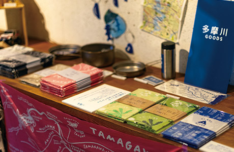 クラブのカフェに期間限定で並ぶ「多摩川を愛でる会」ムラハタワークス制作の多摩川グッズ