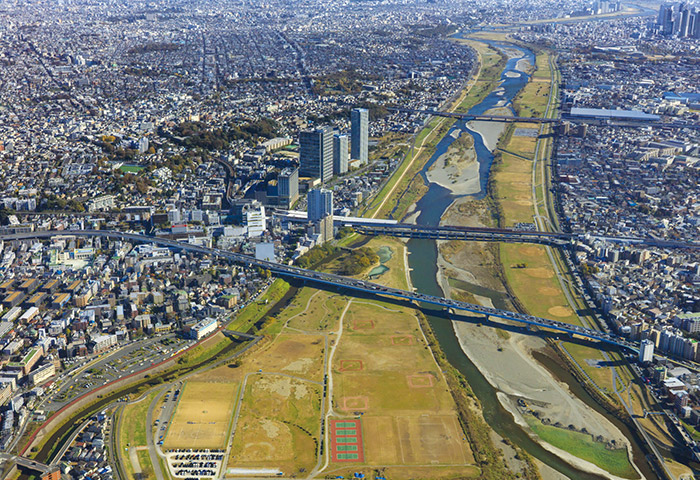 ビルや住宅などがひしめくなか、滔々と流れる多摩川。都会に住む人たちにとって貴重な「余白」だ