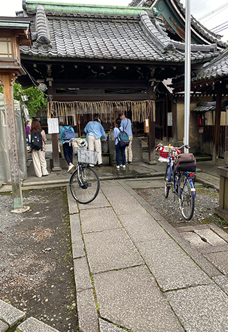 下御霊神社にて水を汲みに来る方にヒヤリング