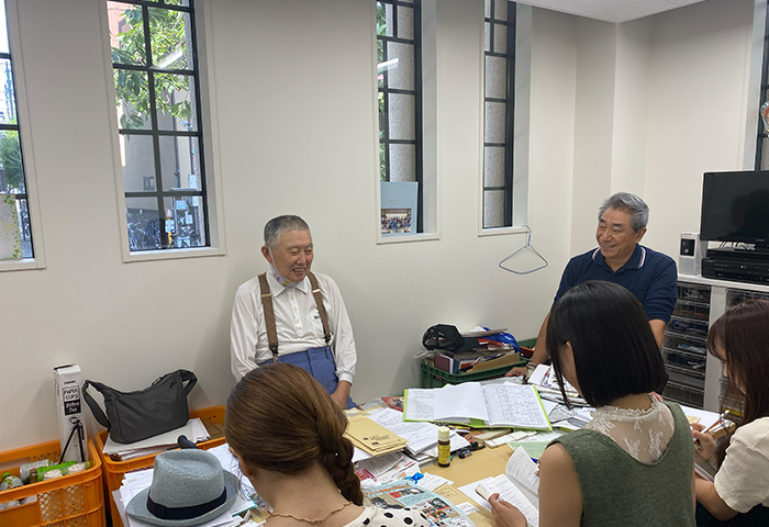 立誠自治会の諸井さんにヒヤリングする学生たち