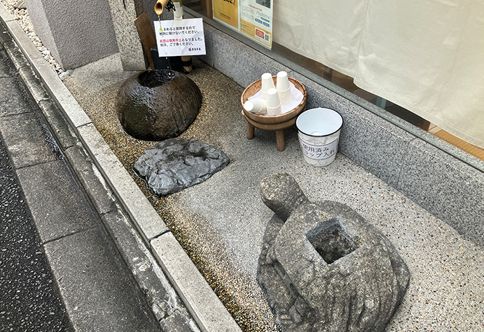 亀屋良長の本店の傍らには、「醒ヶ井（さめがい）水」の名で知られる名水がこんこんと沸く井戸がある。