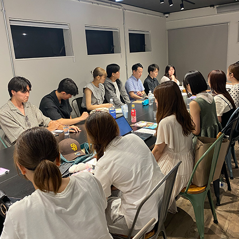 野田さんを囲んで討議する学生と若手社員