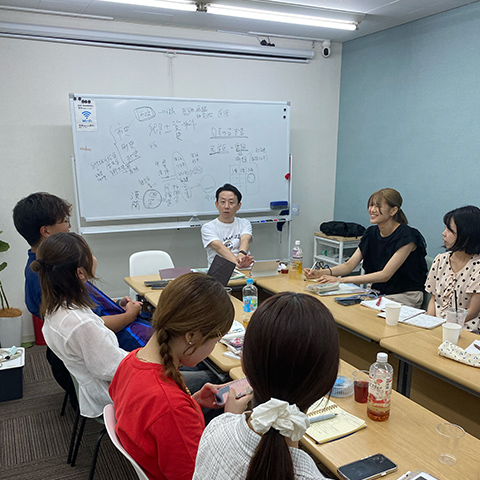 野田さんを囲んで討議する学生と若手社員