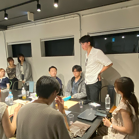 野田さんを囲んで討議する学生と若手社員