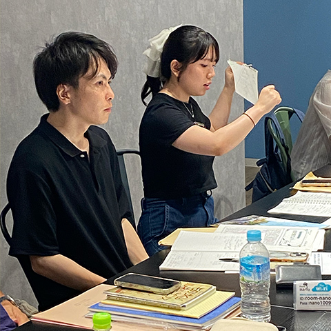 野田さんを囲んで討議する学生と若手社員