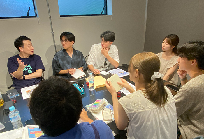 野田さんを囲んで討議する学生と若手社員