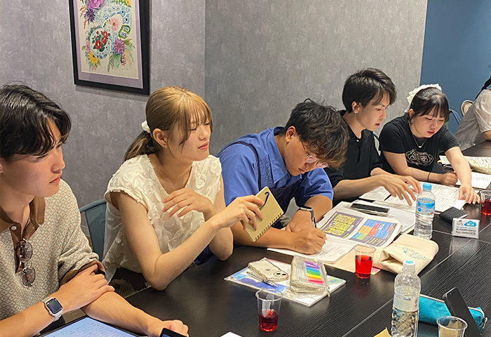 野田さんを囲んで討議する学生と若手社員