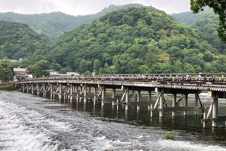 桂川にかかる渡月橋と嵐山