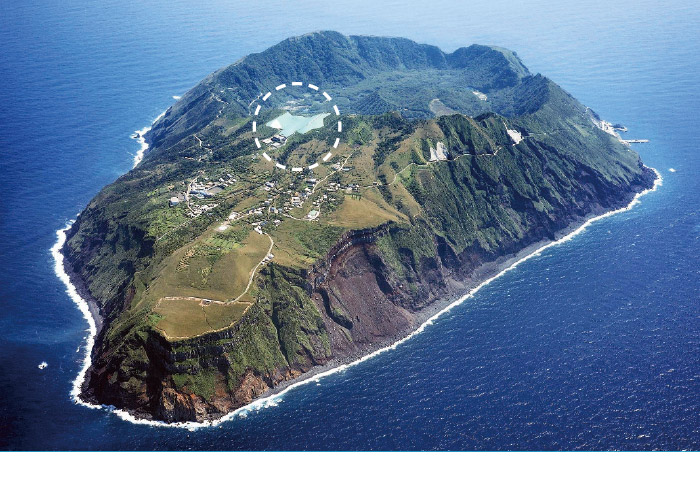 アメリカの環境保護NGOの「死ぬまでにみるべき世界の絶景13」に、日本で唯一選ばれている青ヶ島。丸で囲んだ部分は向沢取水場の集水面 提供：青ヶ島村役場