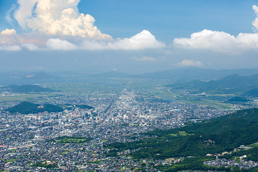 大平山の展望台から望む防府の市街地。写真右から中央へ流れているのが佐波川だ