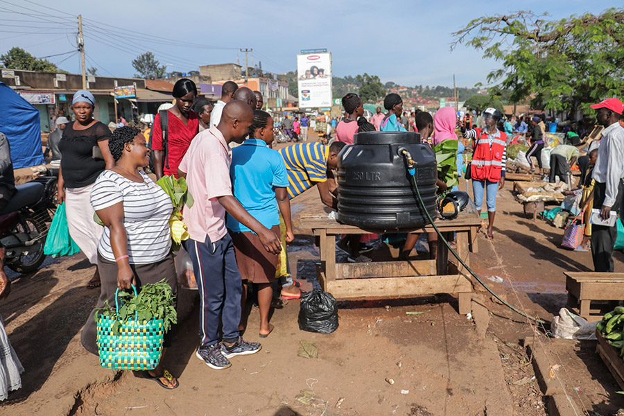 ウガンダ・カンパラ市のカスビ食品市場に設置された共同の手洗い場。これはコロナウイルスの蔓延を抑制するための緊急対応の一環で、石鹸と安全な水（塩素系）を備えている　©WaterAid/ James Kiyimba