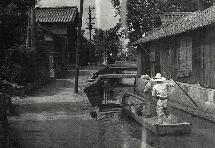 かつての須原集落の風景。水路に浮かぶ田舟は移動に使われた