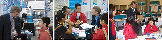 左：世界水会議・プログラムディレクターのポール・ファン・ホフウェーゲンさんに質問。「日本のカッパをご存知ですか？」右：新聞を見て大人の記者が訪ねてきた。