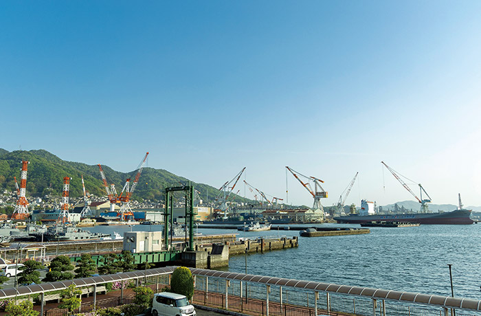 呉中央桟橋ターミナル付近から見た風景。戦艦「大和」はかつて呉海軍工廠で建造された