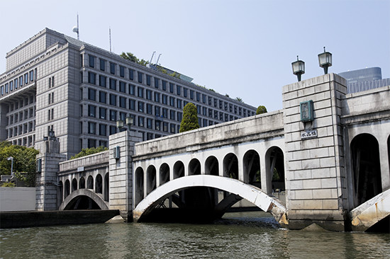 堂島川に架かる1929年（昭和4）竣工の「水晶橋」。こうした構造物を巡るのも楽しみの一つ