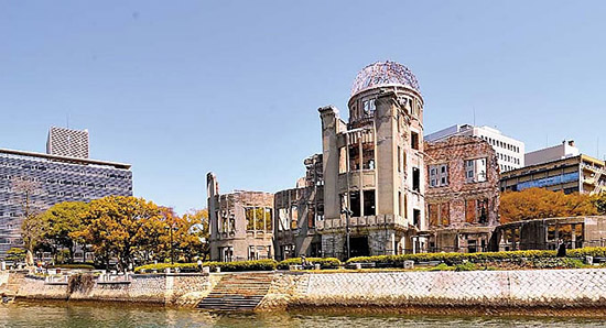 世界で最初に原子爆弾の投下を受け、軍都から平和都市へと変貌を遂げた広島。