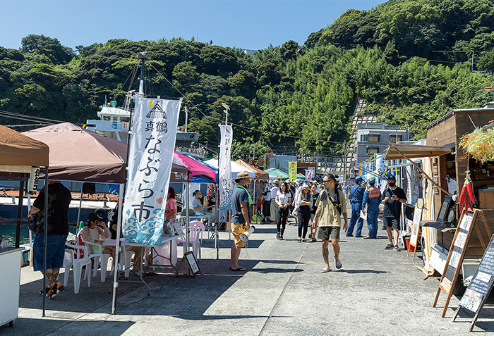 毎月最終日曜日に真鶴港で開かれる「真鶴なぶら市」。鮮魚や干物など港町ならではの食材から、農産物、雑貨、キッチンカーも集う。「人が交流する場」をつくるのが目的 