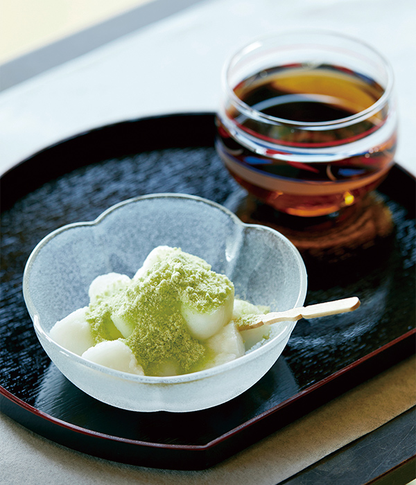 砂糖と塩を混ぜた青きな粉をかけていただく「水だんご」