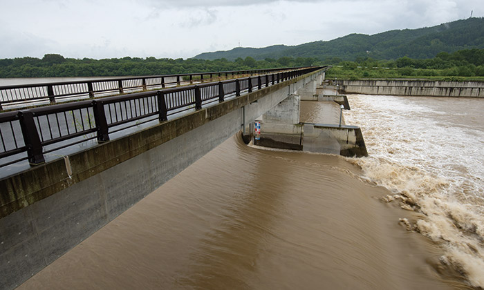 洪水対策として十勝川下流につくられた「千代田分流堰」。