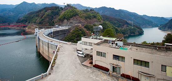 大分県日田市と熊本県阿蘇郡小国町にまたがる下筌（しもうけ）ダムは、日本最大級のダム反対運動・蜂の巣城紛争の舞台でもあった。