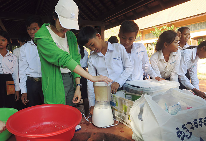 サトウキビの搾りかすを用いたカンボジアでの和紙づくり体験