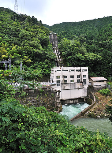 高知の山道を走る合間に目に留まった、四国電力の水力発電所。