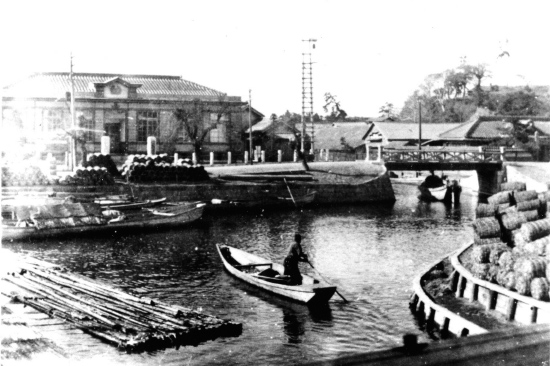写真は1919年（大正8）の那珂湊「万衛門川の船だまり」。