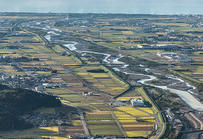 手取川下流域には氾濫による水害を抑制するため霞堤が連続して設けられている