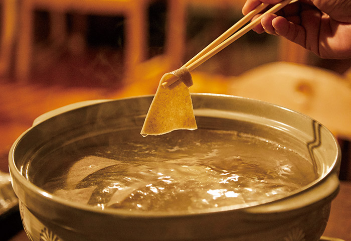 「そばかっけ」と薬味のにんにく味噌。熱湯が入った鍋で軽くゆでていただく