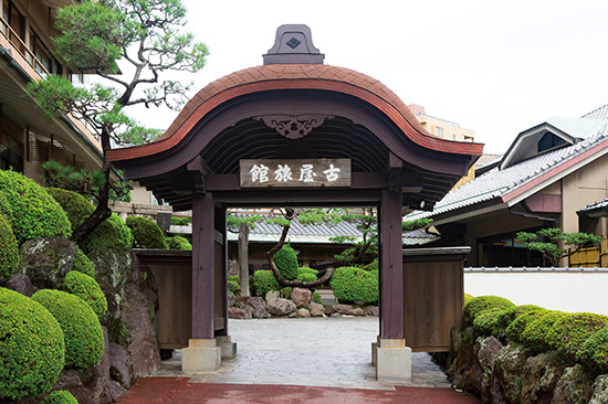 古屋旅館のシンボルである武田屋形門。映画の撮影で用いられたこともある