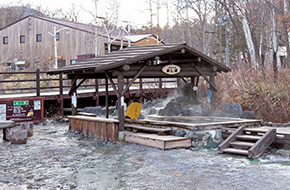 川湯温泉にある足湯。2002年（平成14）に整備され、観光客だけでなく、町民が日常的に使っている