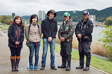 「淡海を守る釣り人の会」の皆さん。左から武田みゆきさん、田城愛さん、代表の津熊操さん、辻本純成さん、勝山裕之さん