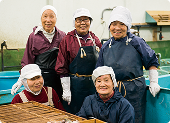 藤井さんが経営する菊孫商店で長年勤務する女性たち。