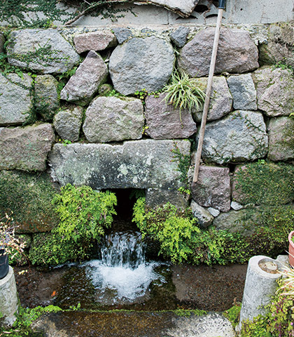 湧水を南北の二方向に分けるために設けられた「量石」。南側（左）に流れる水は今も使われている