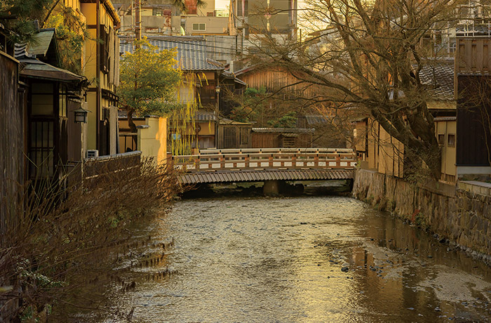 京都のまちなかを流れる白川疏水。昔ながらの豆腐店などが今も点在し、水が豊かなことを伝えてくれる