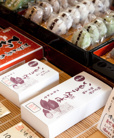 七間通りにある和菓子屋・伊藤順和堂の「いもきんつば」。期間限定の人気商品だ