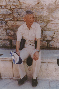 トルコ・エフェソス遺跡の公衆トイレに腰掛ける関野さん。