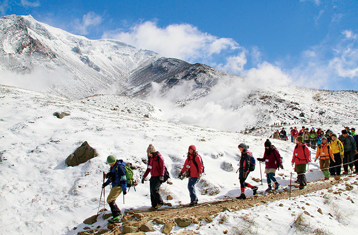 旭岳の山頂付近をトレッキングする人たち。標高1600m地点までロープウエイが通じているため、比較的気軽に楽しめる（提供：東川町）