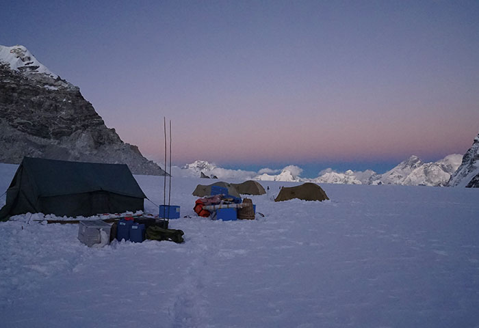 藤田さんたちが2019年10月～11月に調査した、ネパールヒマラヤ・トランバウ氷河6000mでの野営の様子