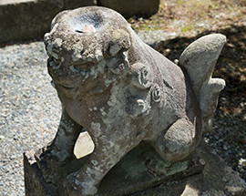 カッパ淵に接した常堅寺境内にある「カッパ狗犬（こまいぬ）」