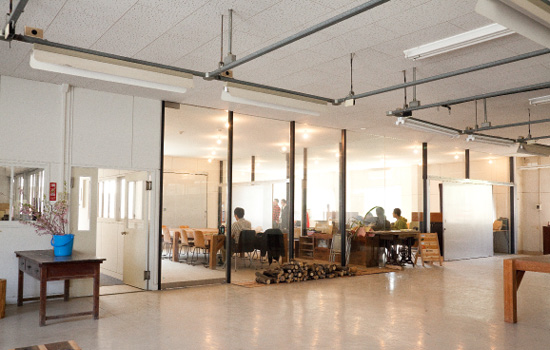 閉鎖された縫製工場を改修してコワーキングスペース（共同の仕事場）とした「神山バレー・サテライトオフィス・コンプレックス」