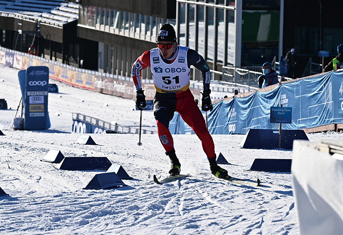 坂を登るクロスカントリースキー選手。ノルディックスキー・コンバインド（ノルディック複合）はクロスカントリースキーとスキージャンプの2種目で競う