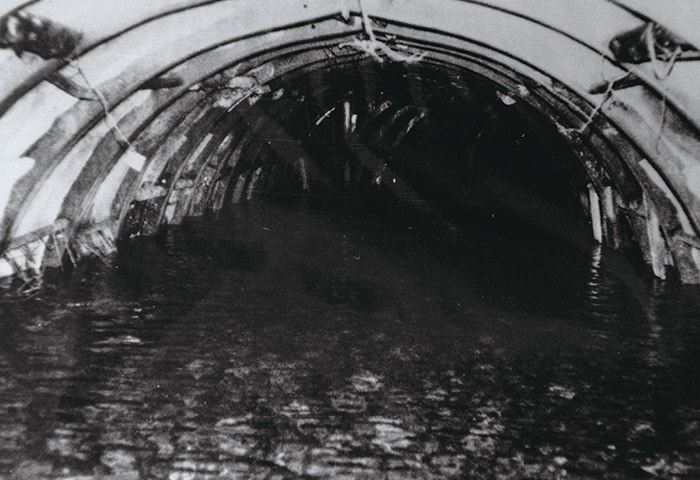 出水事故当時のモノクロ写真。高森湧水トンネル公園の上にある「湧水館」で見ることができる