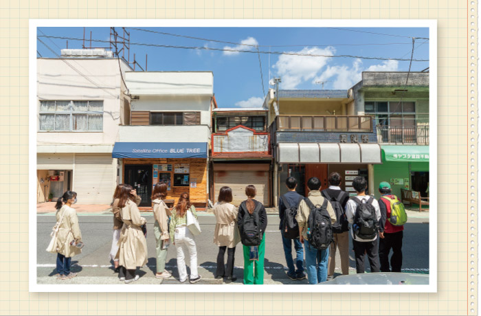 真鶴町を初めて訪れた野田ゼミの学生たち。JR真鶴駅に集合し、真鶴町観光協会のガイドの案内でまちなかを歩いた