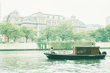 熊本・天草の海で真珠の養殖作業に使われていた小舟を都市河川クルーズ用にコンバージョンし、大阪の川を気持ちよく巡る「御舟かもめ」