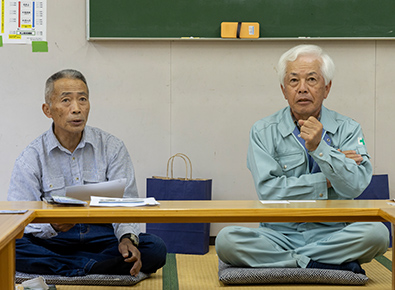 調査研究にご協力いただいた大毎集落総代(区長)の佐藤栄作さん(左)と大毎水道組合の組合長、佐藤均さん(右)